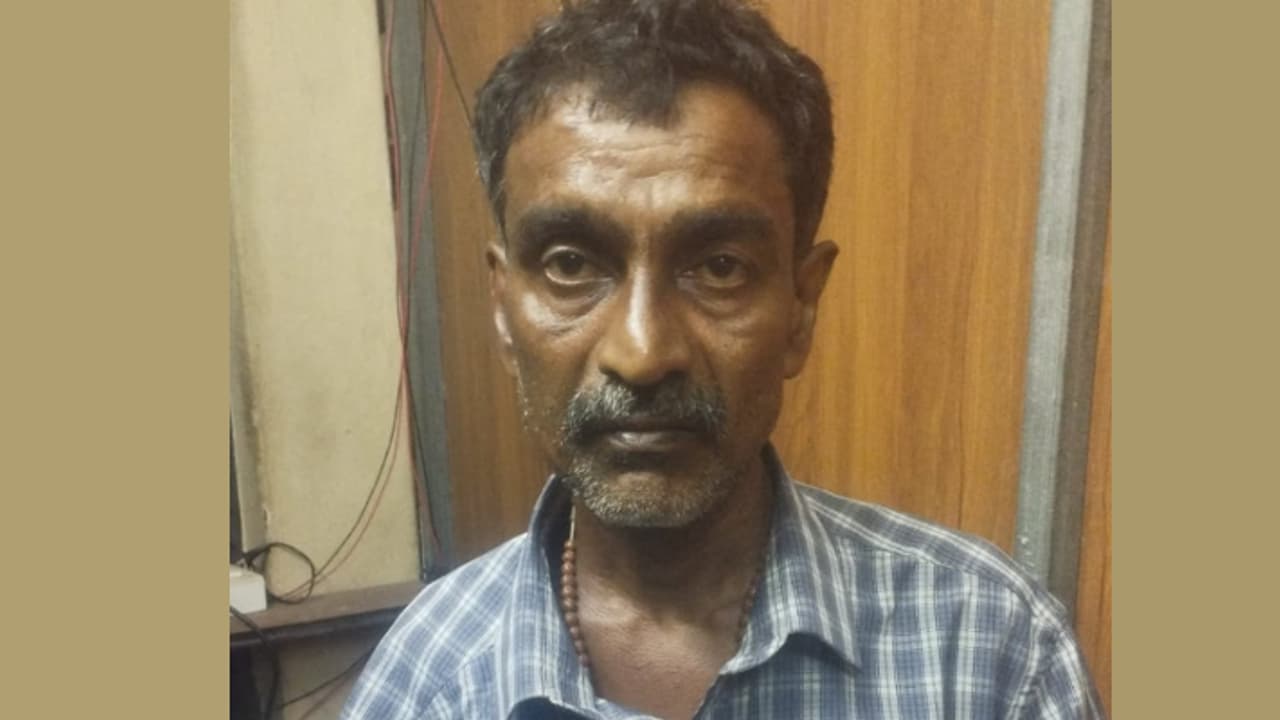 മദ്യലഹരിയിൽ അയൽവാസിയായ വീട്ടമ്മയെ കൈക്കോടാലി കൊണ്ട് വെട്ടി പരിക്കേൽപ്പിച്ച പ്രതി പിടിയിൽ മദ്യലഹരിയിൽ അയൽവാസിയായ വീട്ടമ്മയെ കൈക്കോടാലി കൊണ്ട് വെട്ടി പരിക്കേൽപ്പിച്ച പ്രതി പിടിയിൽ