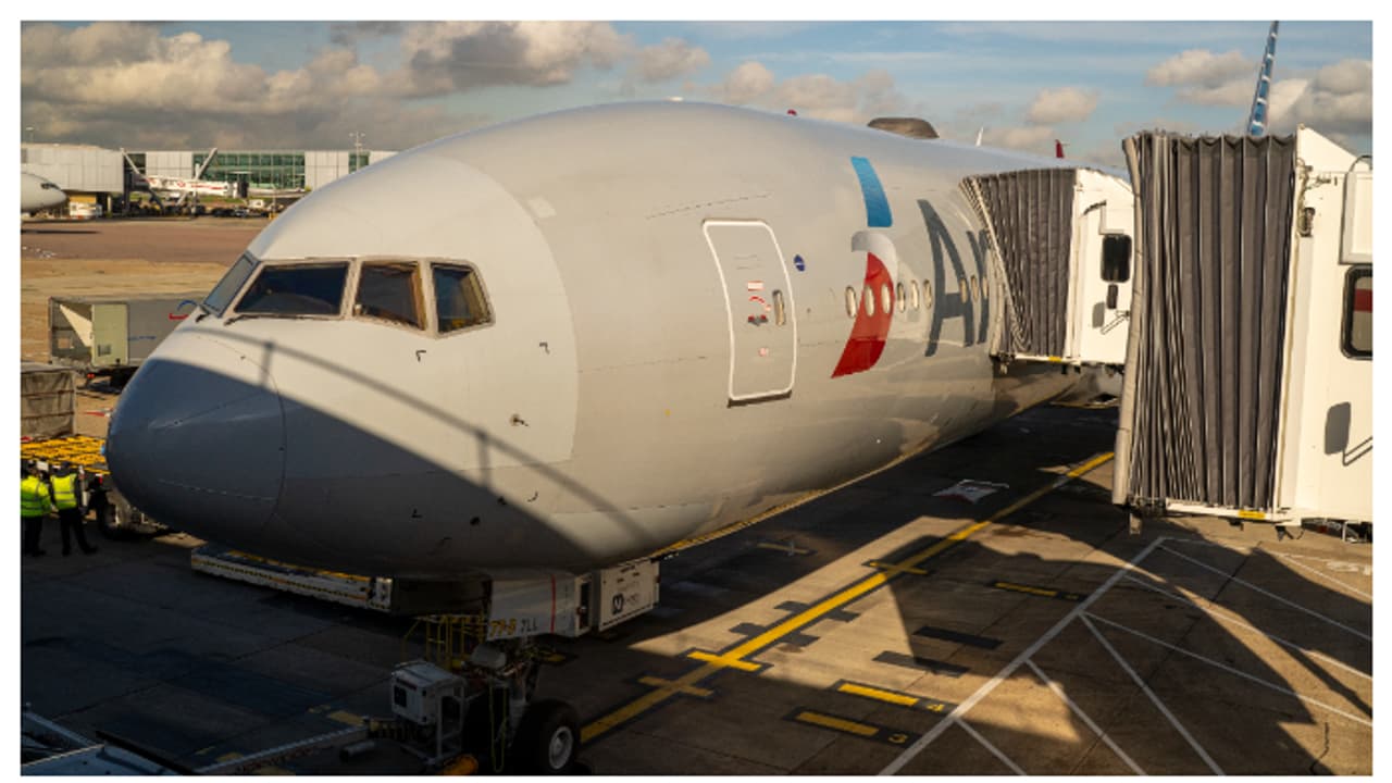 ഒറ്റ ദിവസം എയർപോർട്ടിൽ രണ്ട് തവണ വിമാനങ്ങൾ കൂട്ടിയിടിച്ചു; സർവീസ് റദ്ദാക്കിയതോടെ വലഞ്ഞ് യാത്രക്കാർ ഒറ്റ ദിവസം എയർപോർട്ടിൽ രണ്ട് തവണ വിമാനങ്ങൾ കൂട്ടിയിടിച്ചു; സർവീസ് റദ്ദാക്കിയതോടെ വലഞ്ഞ് യാത്രക്കാർ