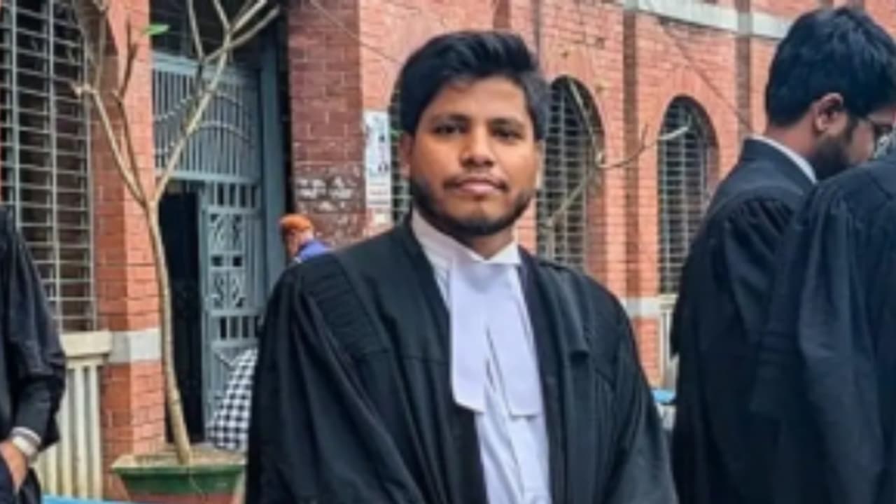 ഹിന്ദു പുരോഹിതന്റെ അറസ്റ്റ്; ബംഗ്ലാദേശിൽ സംഘര്ഷം, അഭിഭാഷകനെ വെട്ടിക്കൊലപ്പെടുത്തിയെന്ന് സഹപ്രവര്ത്തകര് ഹിന്ദു പുരോഹിതന്റെ അറസ്റ്റ്; ബംഗ്ലാദേശിൽ സംഘര്ഷം, അഭിഭാഷകനെ വെട്ടിക്കൊലപ്പെടുത്തിയെന്ന് സഹപ്രവര്ത്തകര്