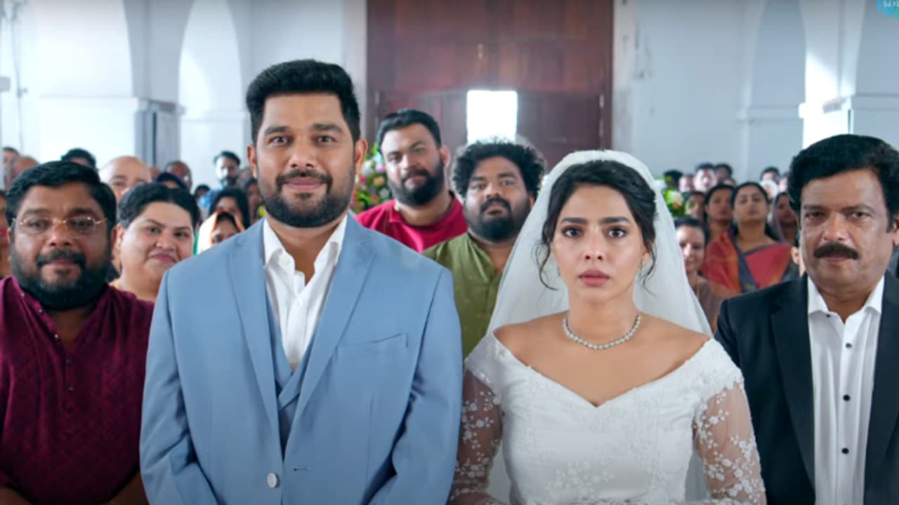 കൈയടി നേടി ഷറഫുദ്ദീനും ഐശ്വര്യ ലക്ഷ്‍മിയും; 'ഹലോ മമ്മി' സക്സസ് ടീസര്‍ എത്തി