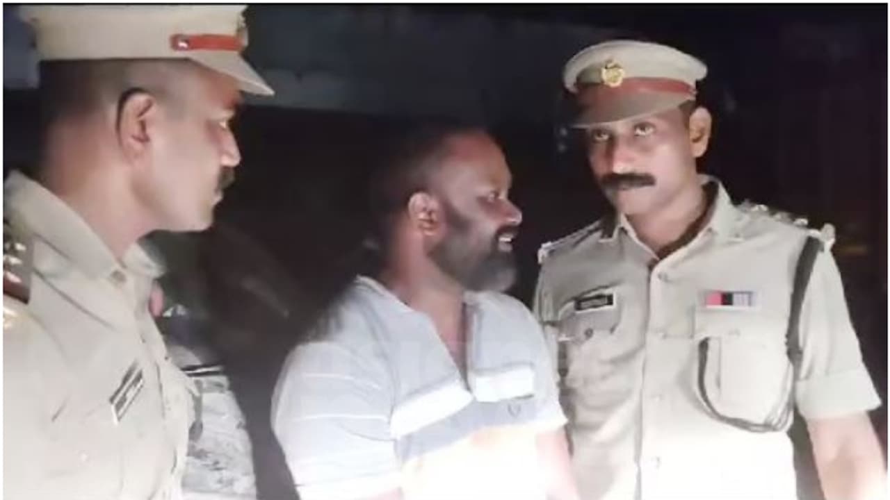 കാറിൻ്റെ പ്ലാറ്റ്ഫോമിന് അടിയിലായി നിർമ്മിച്ച രഹസ്യ അറ; ഒളിപ്പിച്ച് കടത്തിയത് 25 കിലോ കഞ്ചാവ്, പിടികൂടി എക്സൈസ് കാറിൻ്റെ പ്ലാറ്റ്ഫോമിന് അടിയിലായി നിർമ്മിച്ച രഹസ്യ അറ; ഒളിപ്പിച്ച് കടത്തിയത് 25 കിലോ കഞ്ചാവ്, പിടികൂടി എക്സൈസ്