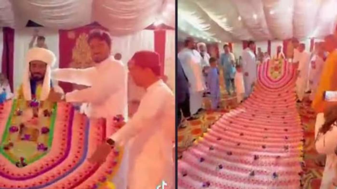 വിവാഹദിനത്തിൽ വരൻ ധരിച്ചത് 35 അടിയുടെ നോട്ടുമാല, എല്ലാം കൂടി എത്ര വരുമെന്നോ? 