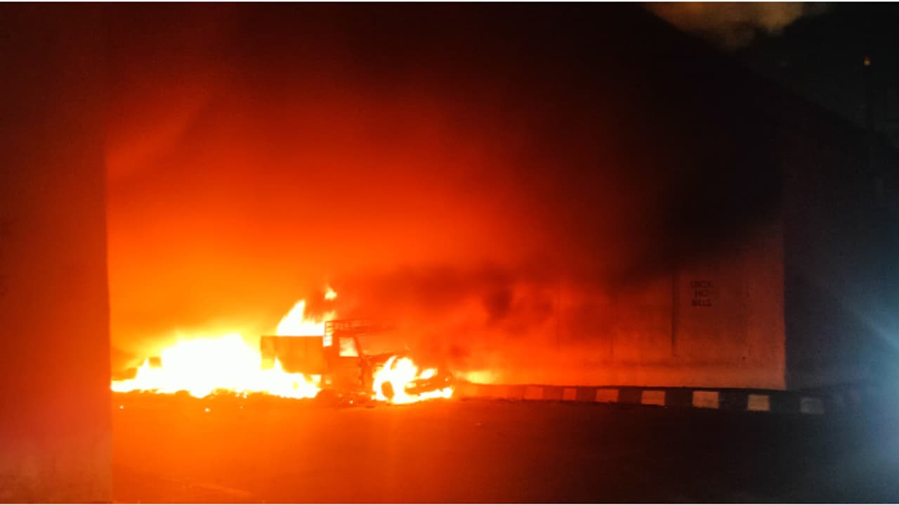 പൊലീസ് കസ്റ്റഡിയിലെടുത്തത് ഇഷ്ടപ്പെട്ടില്ല, സ്റ്റേഷനിലെ കസ്റ്റഡി വാഹനത്തിന് തീവെച്ചു, ഒരാള്‍ പിടിയില്‍