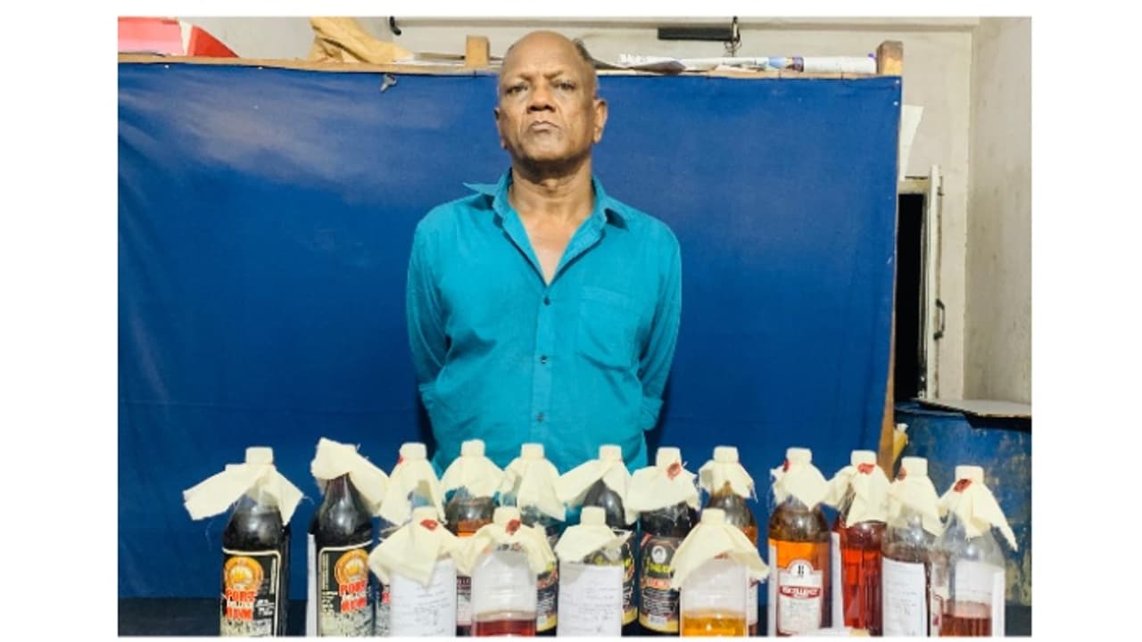 ബെവ്കോയിൽ നിന്ന് മദ്യം വാങ്ങി വെള്ളം ചേർത്ത് കൂടിയ വിലയ്ക്ക് വിൽക്കും; കുപ്രസിദ്ധ മദ്യവിൽപ്പനക്കാരൻ പിടിയിൽ ബെവ്കോയിൽ നിന്ന് മദ്യം വാങ്ങി വെള്ളം ചേർത്ത് കൂടിയ വിലയ്ക്ക് വിൽക്കും; കുപ്രസിദ്ധ മദ്യവിൽപ്പനക്കാരൻ പിടിയിൽ