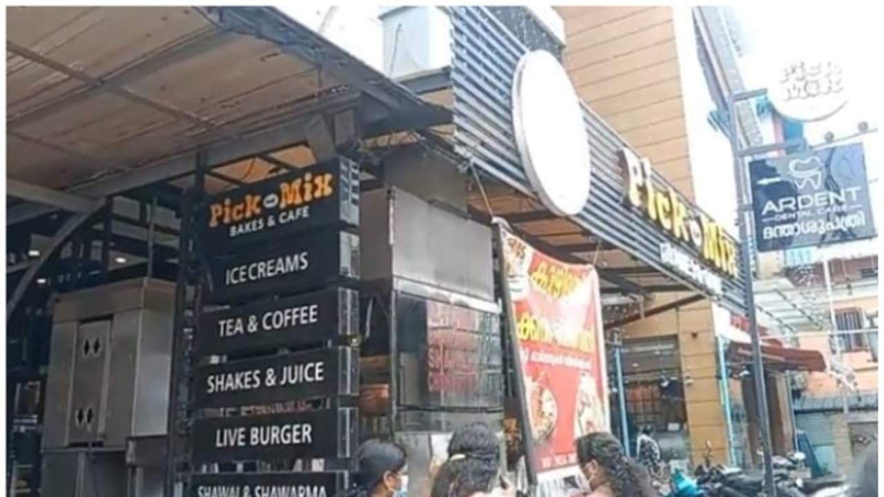 ഷവര്‍മ കഴിച്ചതിനെത്തുടര്‍ന്ന് രണ്ട് പേർക്ക് ദേഹാസ്വാസ്ഥ്യം; പരിശോധനയിൽ ക്രമക്കേട് കണ്ടെത്തി, ഹോട്ടൽ അടപ്പിച്ചു