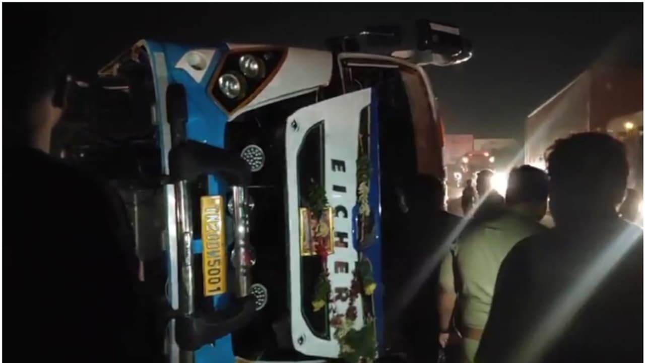 ദേശീയപാതയില് ശബരിമല തീര്ത്ഥാടകര് സഞ്ചരിച്ച ബസ് മറിഞ്ഞ് അപകടം; പതിനഞ്ചോളം പേർക്ക് പരിക്കേറ്റു ദേശീയപാതയില് ശബരിമല തീര്ത്ഥാടകര് സഞ്ചരിച്ച ബസ് മറിഞ്ഞ് അപകടം; പതിനഞ്ചോളം പേർക്ക് പരിക്കേറ്റു