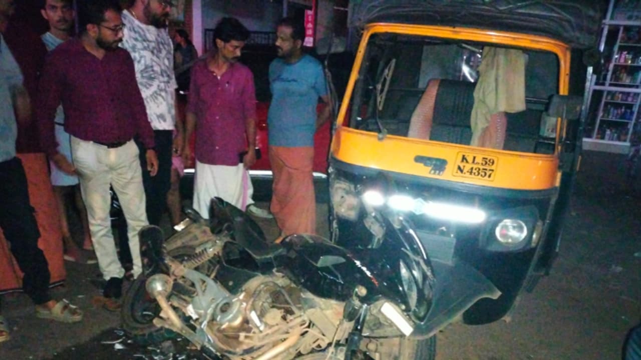 ഓട്ടോയിലും ബൈക്കിലും ഇടിച്ച് കാര് നിര്ത്താതെ പോയി; രണ്ട് പേർക്ക് പരിക്ക്, കണ്ണൂരിൽ ഡ്രൈവര് കസ്റ്റഡിയിൽ ഓട്ടോയിലും ബൈക്കിലും ഇടിച്ച് കാര് നിര്ത്താതെ പോയി; രണ്ട് പേർക്ക് പരിക്ക്, കണ്ണൂരിൽ ഡ്രൈവര് കസ്റ്റഡിയിൽ