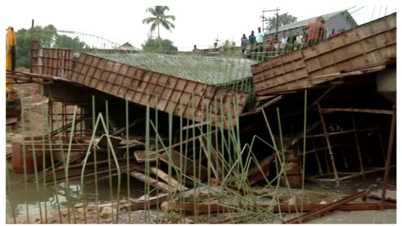 കൊല്ലം അയത്തിലിൽ നിർമ്മാണത്തിലിരുന്ന പാലം തകർന്നു വീണു; അപകടം കോൺക്രീറ്റ് ജോലി നടക്കുന്നതിനിടെ കൊല്ലം അയത്തിലിൽ നിർമ്മാണത്തിലിരുന്ന പാലം തകർന്നു വീണു; അപകടം കോൺക്രീറ്റ് ജോലി നടക്കുന്നതിനിടെ