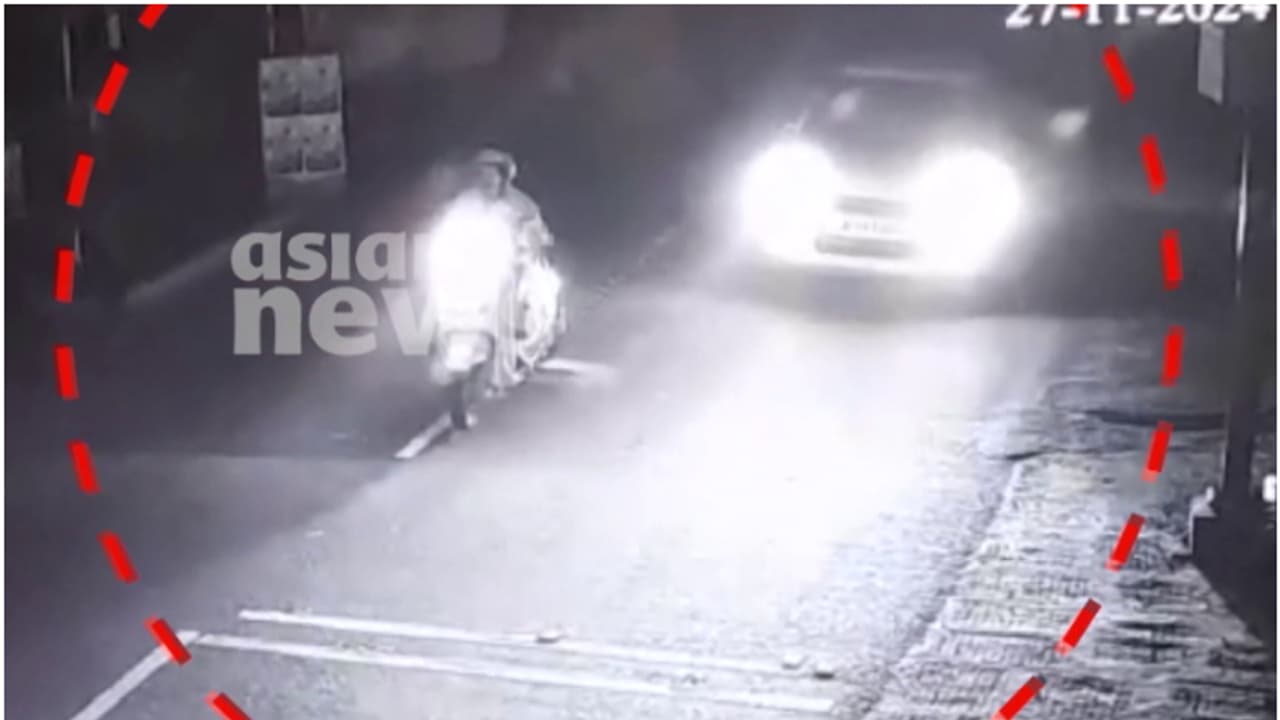 നമ്പർ വ്യാജം, സ്കൂട്ടറിനെ പിന്തുടർന്ന് വെളുത്ത കാര്, സ്വർണ വ്യാപാരിയെ ഇടിച്ചിട്ട് സ്വർണം കവർന്നു; അന്വേഷണം നമ്പർ വ്യാജം, സ്കൂട്ടറിനെ പിന്തുടർന്ന് വെളുത്ത കാര്, സ്വർണ വ്യാപാരിയെ ഇടിച്ചിട്ട് സ്വർണം കവർന്നു; അന്വേഷണം