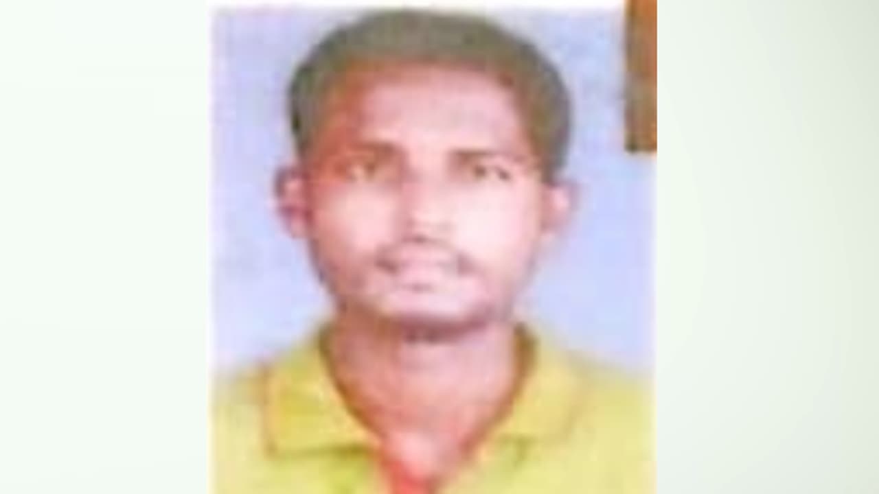 ആലപ്പുഴയിൽ ഒന്നര വയസുള്ള കുഞ്ഞുമായി അച്ഛൻ ട്രെയിനിന് മുന്നിൽ ചാടി; രണ്ട് പേരും മരിച്ചു ആലപ്പുഴയിൽ ഒന്നര വയസുള്ള കുഞ്ഞുമായി അച്ഛൻ ട്രെയിനിന് മുന്നിൽ ചാടി; രണ്ട് പേരും മരിച്ചു