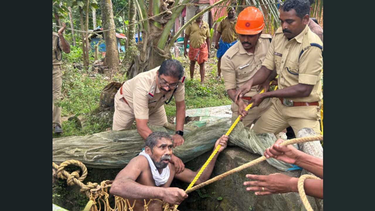 കിണറ്റിൽ വീണ നായയെ രക്ഷിക്കാനിറങ്ങി 25 അടി താഴ്ചയിൽ അകപ്പെട്ട് വയോധികൻ; ഫയർഫോഴ്സെത്തി രക്ഷിച്ചു