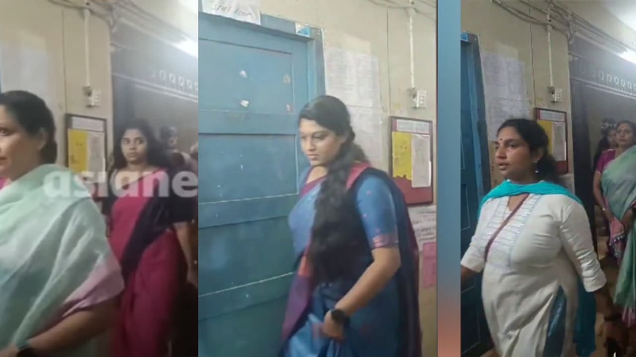 തിരുവനന്തപുരം ജില്ലാ കലോത്സവം: സംഘനൃത്ത ഫലത്തിനെതിരെ കുട്ടികളുടെ പ്രതിഷേധം, മുറിയിൽ കയറി വാതിലടച്ച് ജഡ്ജസ് തിരുവനന്തപുരം ജില്ലാ കലോത്സവം: സംഘനൃത്ത ഫലത്തിനെതിരെ കുട്ടികളുടെ പ്രതിഷേധം, മുറിയിൽ കയറി വാതിലടച്ച് ജഡ്ജസ്