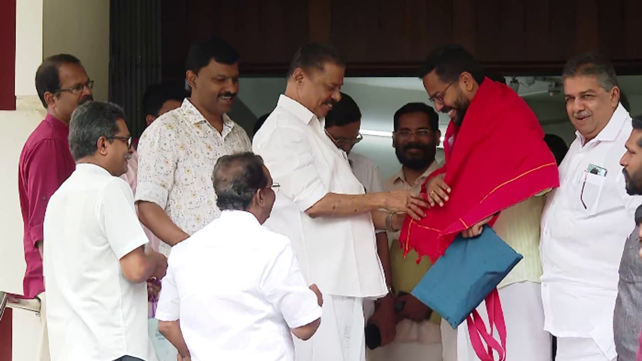 പാർട്ടി സ്വതന്ത്രൻ പാർട്ടിയിലായി, പി സരിനെ സിപിഎമ്മിലെടുത്തു,ചുവപ്പ് ഷാളണിയിച്ച് സ്വീകരിച്ച് സംസ്ഥാനസെക്രട്ടറി പാർട്ടി സ്വതന്ത്രൻ പാർട്ടിയിലായി, പി സരിനെ സിപിഎമ്മിലെടുത്തു,ചുവപ്പ് ഷാളണിയിച്ച് സ്വീകരിച്ച് സംസ്ഥാനസെക്രട്ടറി