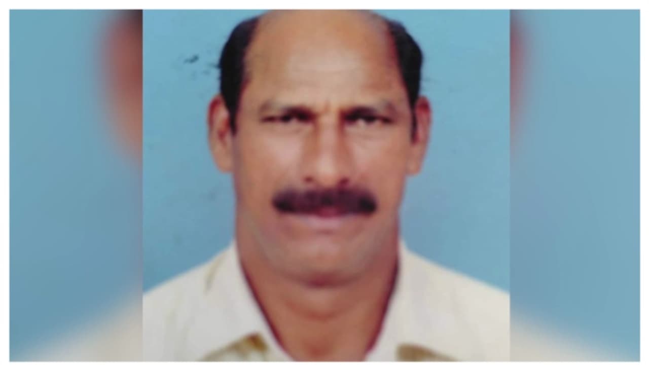 എകെജി സെന്റര് മുന് ജീവനക്കാരന് വീട്ടില് ജീവനൊടുക്കിയ നിലയില്; മരിച്ചത് നെടുമങ്ങാട് സ്വദേശി എകെജി സെന്റര് മുന് ജീവനക്കാരന് വീട്ടില് ജീവനൊടുക്കിയ നിലയില്; മരിച്ചത് നെടുമങ്ങാട് സ്വദേശി