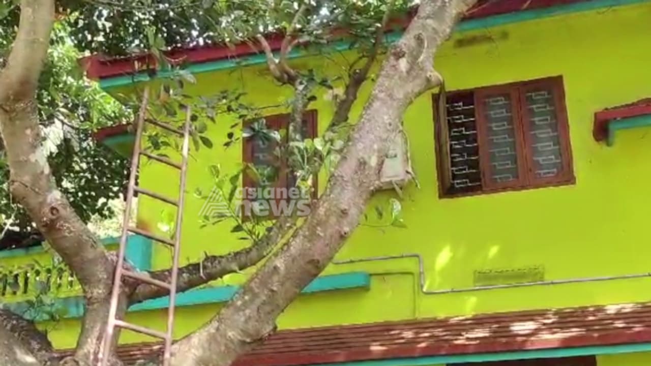 ഒറ്റപ്പാലം മോഷണത്തിൽ വഴിത്തിരിവ്! 63 പവൻ സ്വർണം വീട്ടിൽ തന്നെ കണ്ടെത്തി, നഷ്ടമായത് വാച്ച് മാത്രം 