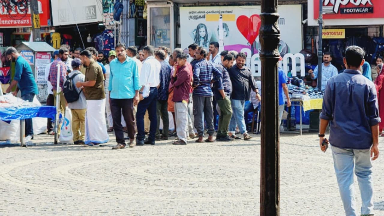കാല്നട യാത്രക്ക് ബുദ്ധിമുട്ടെന്ന് പരാതി, മിഠായിത്തെരുവിൽ അനധികൃത കച്ചവടക്കാരെ ഒഴിപ്പിച്ചു കാല്നട യാത്രക്ക് ബുദ്ധിമുട്ടെന്ന് പരാതി, മിഠായിത്തെരുവിൽ അനധികൃത കച്ചവടക്കാരെ ഒഴിപ്പിച്ചു