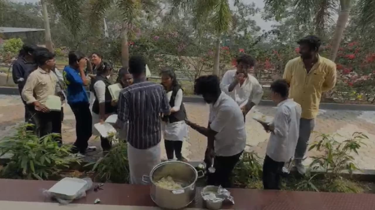 ഹോസ്റ്റൽ സാമ്പാറിൽ പുഴു; 'കോളേജിന്റെ പേര് പറഞ്ഞാൽ ഡോക്ടര്ക്ക് കാര്യമറിയാം' കപ്പ വിളമ്പി പ്രതിഷേധിച്ച് എബിവിപി ഹോസ്റ്റൽ സാമ്പാറിൽ പുഴു; 'കോളേജിന്റെ പേര് പറഞ്ഞാൽ ഡോക്ടര്ക്ക് കാര്യമറിയാം' കപ്പ വിളമ്പി പ്രതിഷേധിച്ച് എബിവിപി