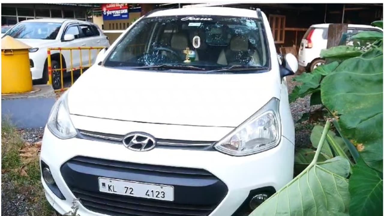 4 വയസുകാരനെ ഒപ്പമിരുത്തി 14കാരൻ കാർ നിരത്തിലിറക്കി, പൊലീസ് കണ്ടു; മാതാപിതാക്കൾക്കെതിരെ കേസ് 