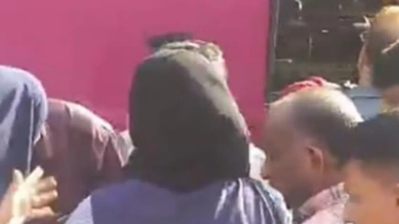 വിദ്യാര്ത്ഥിനികള് കയറുന്നതിനിടെ ബസ് മുന്നോട്ടെടുത്തു, 13കാരി രക്ഷപ്പെട്ടത് തലനാരിഴയ്ക്ക് വിദ്യാര്ത്ഥിനികള് കയറുന്നതിനിടെ ബസ് മുന്നോട്ടെടുത്തു, 13കാരി രക്ഷപ്പെട്ടത് തലനാരിഴയ്ക്ക്