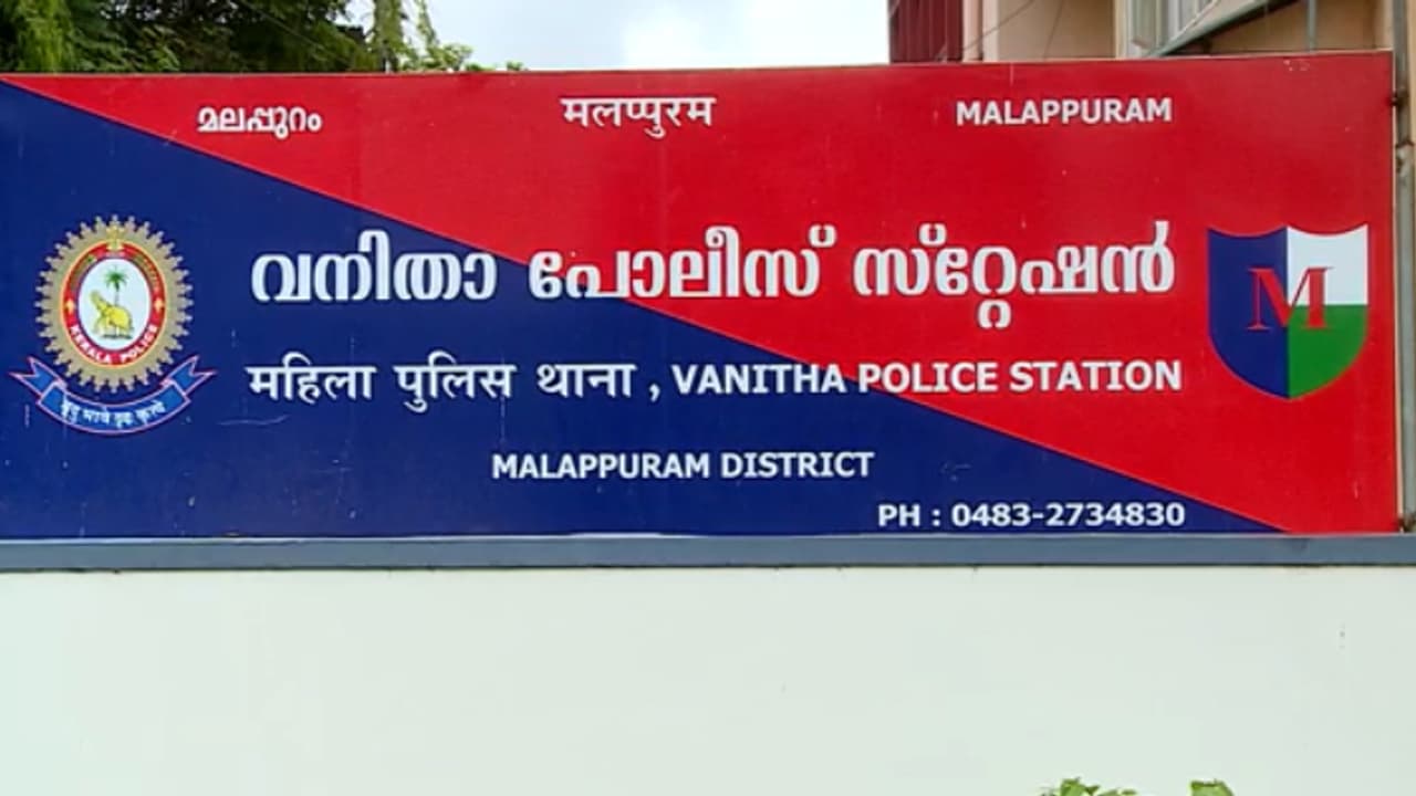 14 വയസുകാരിയെ പീഡിപ്പിച്ച കേസിൽ രണ്ടാനച്ഛന് 141 വർഷം തടവും 7,85,000 രൂപ പിഴയും ശിക്ഷ 14 വയസുകാരിയെ പീഡിപ്പിച്ച കേസിൽ രണ്ടാനച്ഛന് 141 വർഷം തടവും 7,85,000 രൂപ പിഴയും ശിക്ഷ