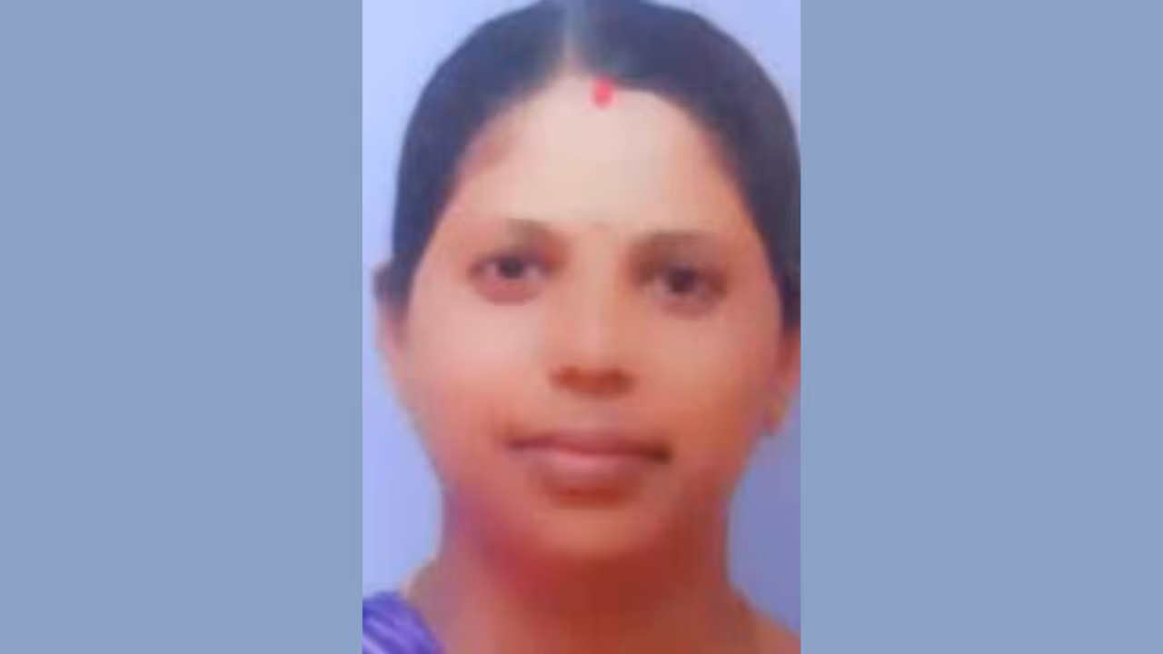 പൂര്വവിദ്യാര്ഥി സംഗമത്തിൽ വെച്ച് വീണ്ടും കണ്ടു, അടുപ്പം; യുവാവിന്റെ വീട്ടിലെത്തി വീട്ടമ്മ ജീവനൊടുക്കി പൂര്വവിദ്യാര്ഥി സംഗമത്തിൽ വെച്ച് വീണ്ടും കണ്ടു, അടുപ്പം; യുവാവിന്റെ വീട്ടിലെത്തി വീട്ടമ്മ ജീവനൊടുക്കി