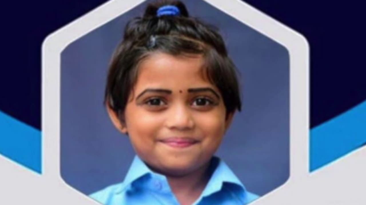 സ്കൂൾ ബസിടിച്ച് പരുക്കേറ്റ ആറ് വയസുകാരി ചികിത്സയിലിരിക്കെ മരിച്ചു സ്കൂൾ ബസിടിച്ച് പരുക്കേറ്റ ആറ് വയസുകാരി ചികിത്സയിലിരിക്കെ മരിച്ചു