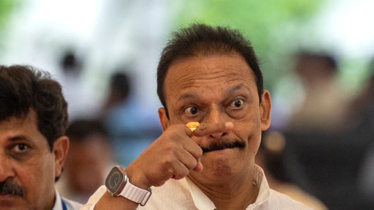 Bhai Jagtap labels EC as 'dog' sitting outside PM Modi's bungalow, BJP slams Congress leader's insult (WATCH) Bhai Jagtap labels EC as 'dog' sitting outside PM Modi's bungalow, BJP slams Congress leader's insult (WATCH)