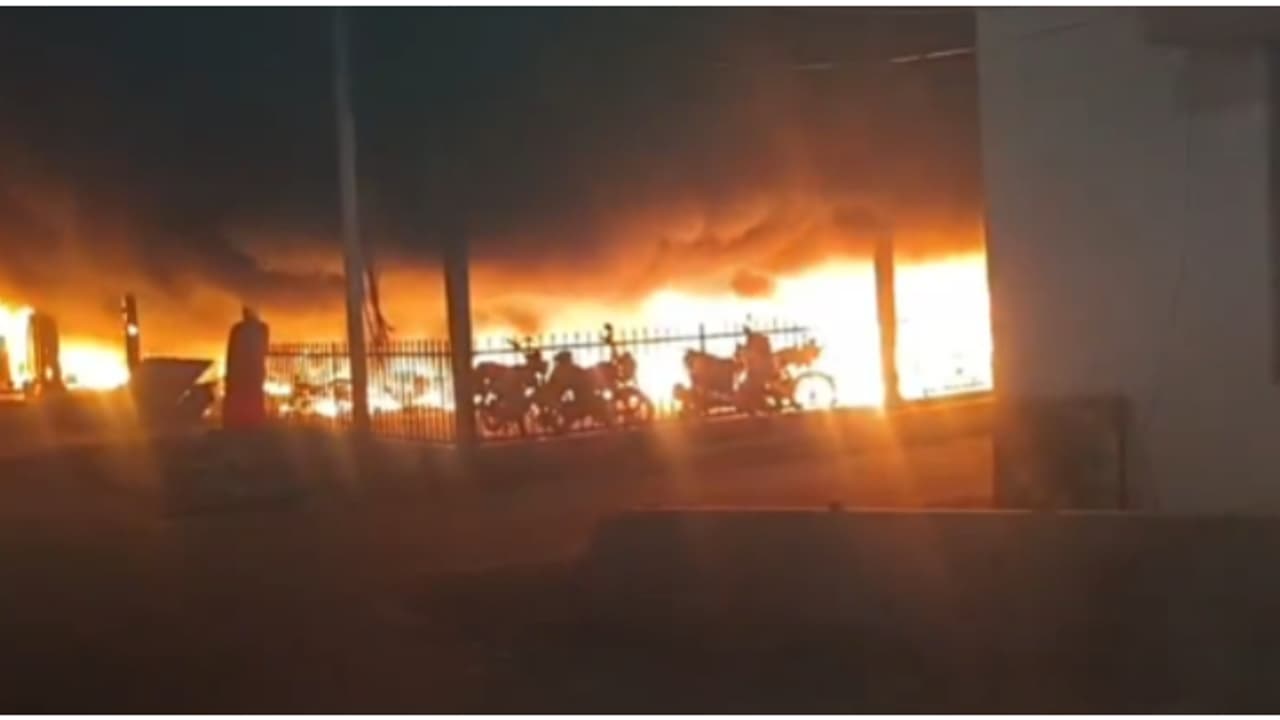 വാരാണസി റെയിൽവേ സ്റ്റേഷനിലെ വാഹന പാർക്കിംഗ് ഏരിയയിൽ തീപിടിത്തം; 200 വാഹനങ്ങൾ കത്തിനശിച്ചു