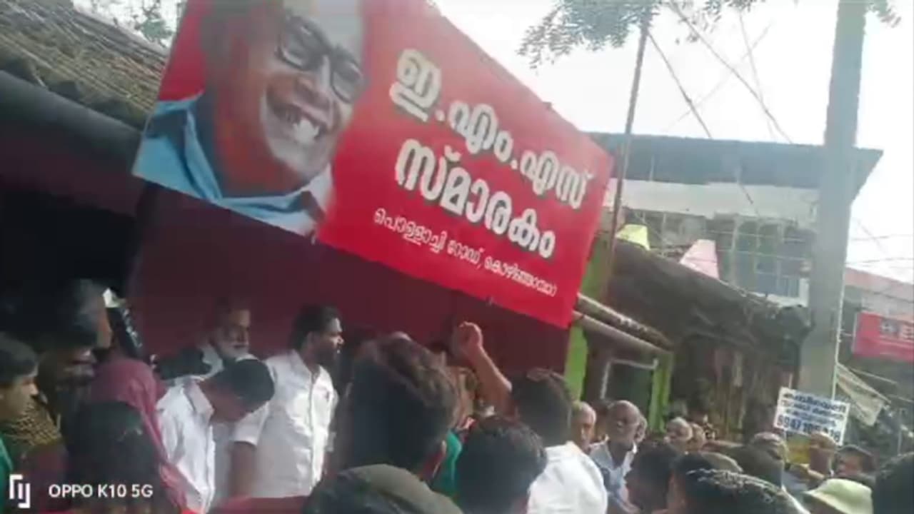 പാലക്കാട് സിപിഎമ്മിനെ സമ്മർദ്ദത്തിലാക്കി വിമതർ; കൊഴിഞ്ഞാമ്പാറയിൽ സമാന്തര പാർട്ടി ഓഫീസ് തുറന്നു പാലക്കാട് സിപിഎമ്മിനെ സമ്മർദ്ദത്തിലാക്കി വിമതർ; കൊഴിഞ്ഞാമ്പാറയിൽ സമാന്തര പാർട്ടി ഓഫീസ് തുറന്നു