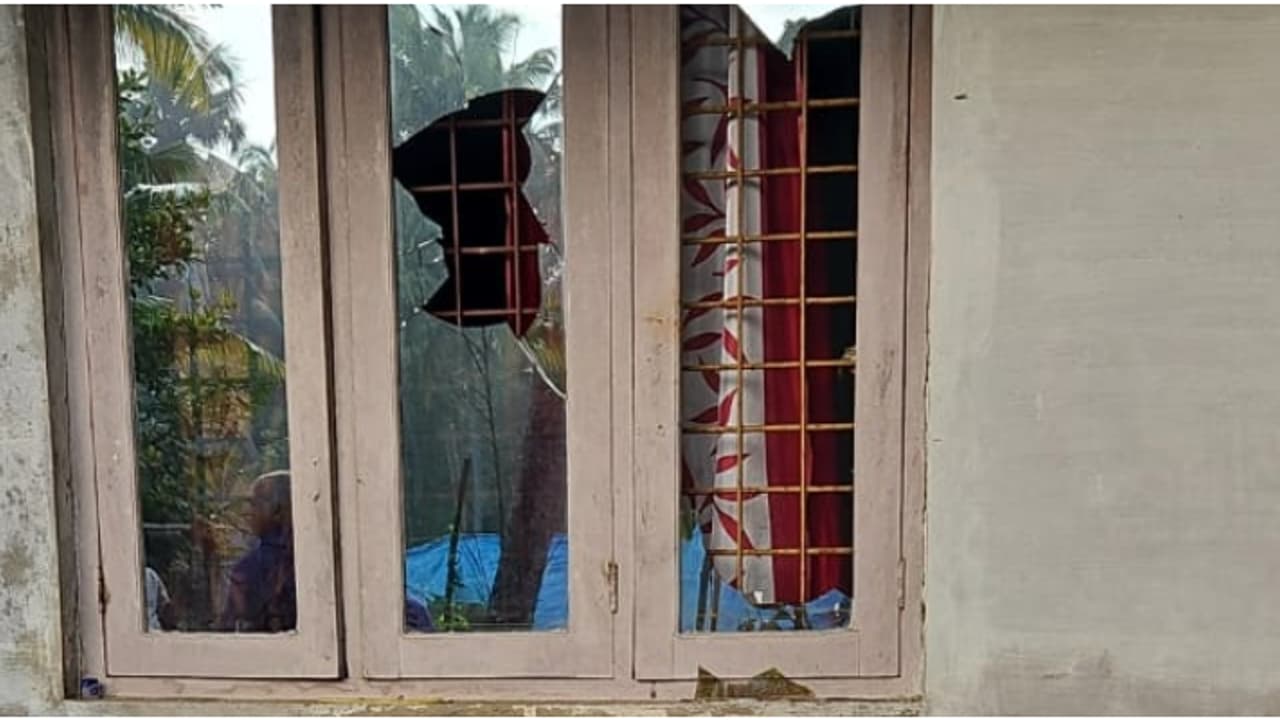 പാതിരാത്രി വീടുകയറി ആക്രമിച്ചു, പരാതിയുമായി വീട്ടമ്മ പൊലീസ് സ്റ്റേഷനിൽ; പ്രതികളെ കണ്ടെത്താൻ അന്വേഷണം