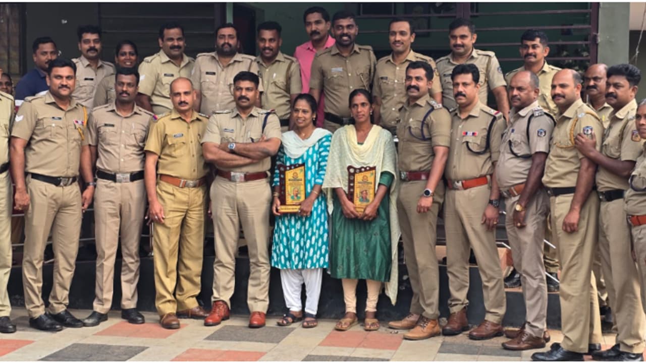 സ്കൂൾ വിട്ട് വന്ന 13 കാരിയോട് ക്രൂരത കാട്ടാൻ ശ്രമിച്ച യുവാവിനെ തുരത്തിയ ഹരിത കർമസേനാംഗങ്ങൾ, ആദരവുമായി പൊലീസ് സ്കൂൾ വിട്ട് വന്ന 13 കാരിയോട് ക്രൂരത കാട്ടാൻ ശ്രമിച്ച യുവാവിനെ തുരത്തിയ ഹരിത കർമസേനാംഗങ്ങൾ, ആദരവുമായി പൊലീസ്