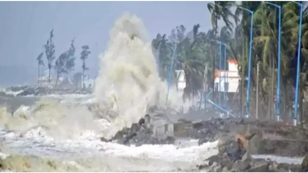 അതീവ ജാഗ്രത, കേന്ദ്ര കാലാവസ്ഥ വകുപ്പ് റെഡ് മെസേജ് പുറപ്പെടുവിച്ചു; 90 കിമീ വേഗതയിൽ ഫിൻജാൽ കരതൊടുന്നു, കനത്ത മഴ