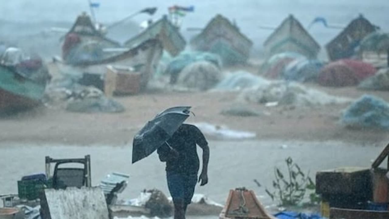 'ഫിൻജാൽ' കരതൊട്ടതോടെ കനത്ത നാശം, അതീവ ജാഗ്രതയിൽ തമിഴ്നാട്: കനത്തമഴ, പലയിടത്തും വെള്ളക്കെട്ട്, 2 മരണം 'ഫിൻജാൽ' കരതൊട്ടതോടെ കനത്ത നാശം, അതീവ ജാഗ്രതയിൽ തമിഴ്നാട്: കനത്തമഴ, പലയിടത്തും വെള്ളക്കെട്ട്, 2 മരണം