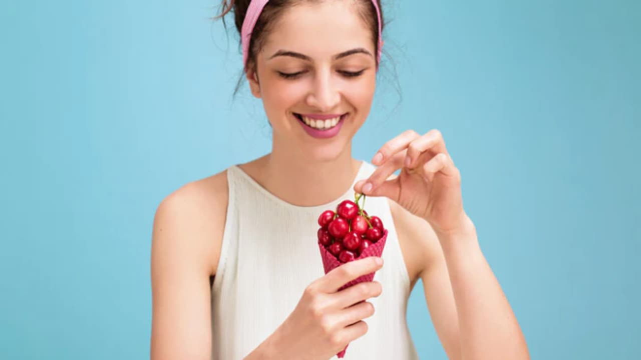 മഞ്ഞുകാലത്ത് ചര്മ്മത്തിന്റെ ആരോഗ്യത്തിനായി ഡയറ്റില് ഉള്പ്പെടുത്തേണ്ട പഴങ്ങള് മഞ്ഞുകാലത്ത് ചര്മ്മത്തിന്റെ ആരോഗ്യത്തിനായി ഡയറ്റില് ഉള്പ്പെടുത്തേണ്ട പഴങ്ങള്