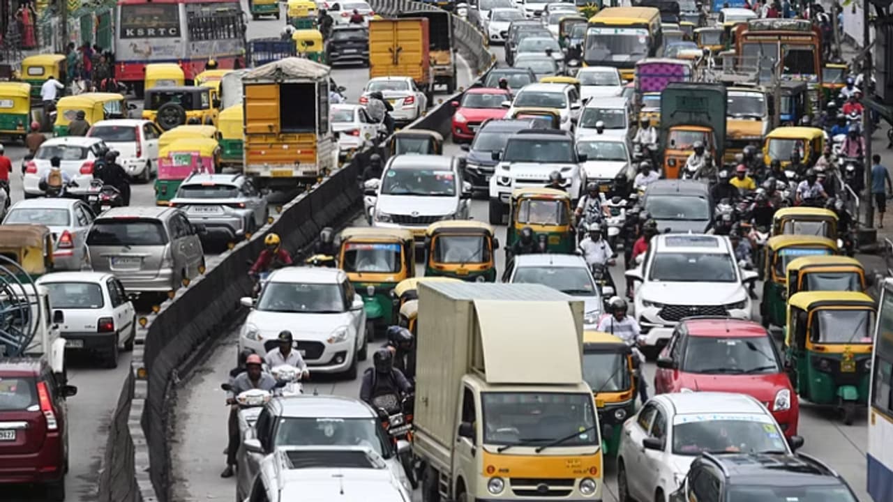അതിസുരക്ഷാ നമ്പർ പ്ലേറ്റ്: സർക്കാരിൻ്റെ നീക്കം തന്ത്രമെന്ന് ഹൈക്കോടതി; പ്ലാൻ്റിനായുള്ള ആഗോള ടെൻഡറിന് തിരിച്ചടി അതിസുരക്ഷാ നമ്പർ പ്ലേറ്റ്: സർക്കാരിൻ്റെ നീക്കം തന്ത്രമെന്ന് ഹൈക്കോടതി; പ്ലാൻ്റിനായുള്ള ആഗോള ടെൻഡറിന് തിരിച്ചടി