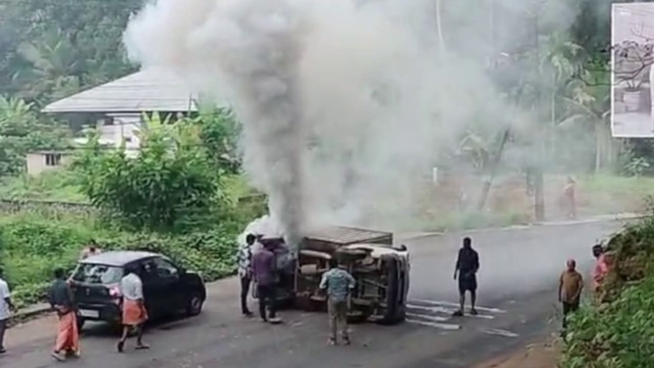 കോതമംഗലത്ത് കാറുമായി കൂട്ടിയിടിച്ച് പാൽവണ്ടി റോഡിൽ മറിഞ്ഞു; പിന്നാലെ അനിയന്ത്രിതമായ പുക, ഒടുവിൽ താനേ നിന്നു