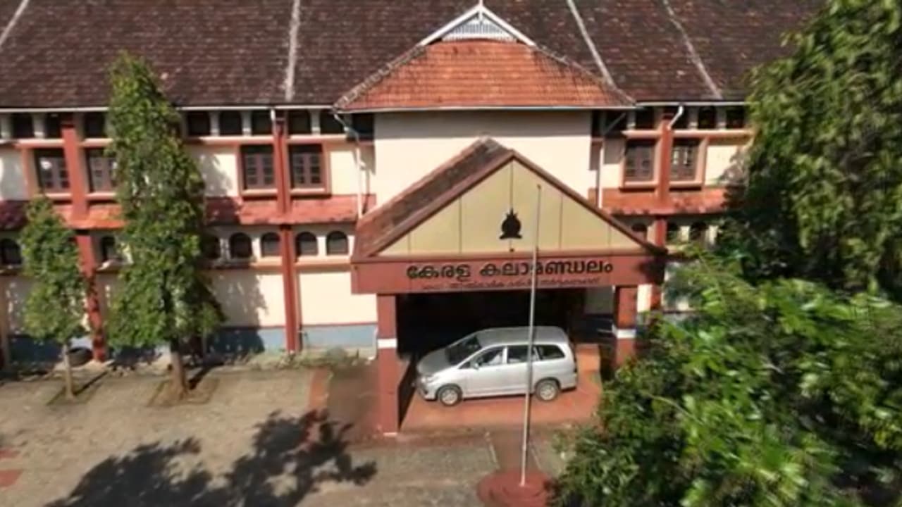 'കലാമണ്ഡലത്തിന്റെ ചരിത്രത്തിലെ തന്നെ അസാധാരണ നടപടി'; 121 താൽക്കാലിക ജീവനക്കാരെ പിരിച്ചുവിട്ടതിൽ പ്രതിഷേധം 'കലാമണ്ഡലത്തിന്റെ ചരിത്രത്തിലെ തന്നെ അസാധാരണ നടപടി'; 121 താൽക്കാലിക ജീവനക്കാരെ പിരിച്ചുവിട്ടതിൽ പ്രതിഷേധം