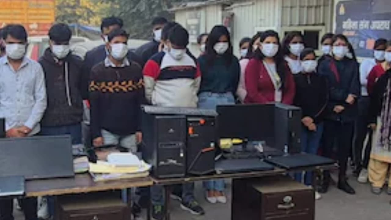 കുറഞ്ഞ ചെലവിൽ ടൂർ പാക്കേജുകൾ വാഗ്ദാനം ചെയ്ത് ലക്ഷങ്ങൾ തട്ടി; 17 സ്ത്രീകൾ ഉൾപ്പെടെ 32 പേർ അറസ്റ്റിൽ കുറഞ്ഞ ചെലവിൽ ടൂർ പാക്കേജുകൾ വാഗ്ദാനം ചെയ്ത് ലക്ഷങ്ങൾ തട്ടി; 17 സ്ത്രീകൾ ഉൾപ്പെടെ 32 പേർ അറസ്റ്റിൽ