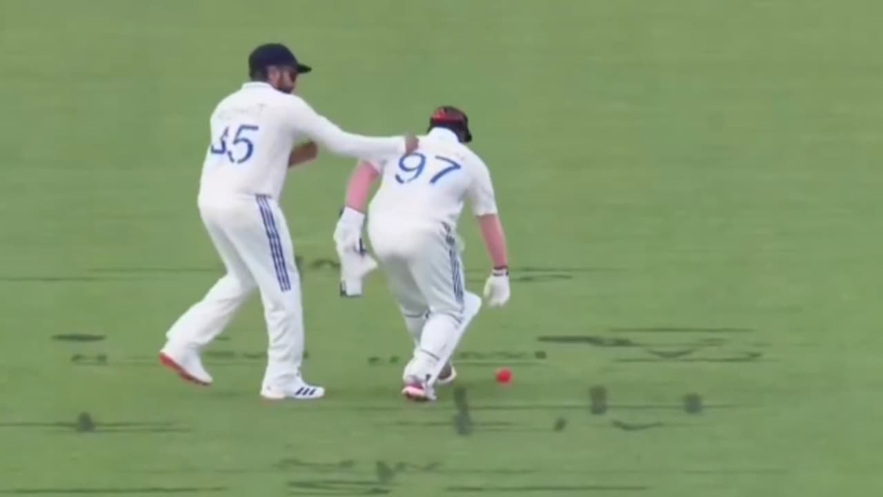 വിക്കറ്റ് കീപ്പറായി അരങ്ങേറി സർഫറാസ് ഖാൻ; പന്ത് കൈവിട്ടതിന് പിന്നാലെ ക്യാപ്റ്റന്‍റെ വക മുതുകത്ത് 'ഇടി'