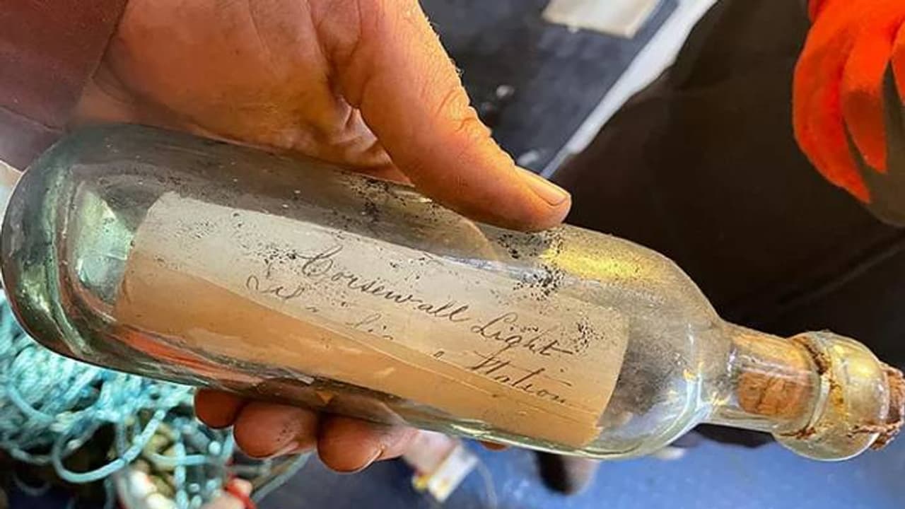 ലൈറ്റ്‍ഹൗസിന്റെ ചുമരിൽ ഒളിപ്പിച്ച നിലയിൽ 132 വർഷം പഴക്കമുള്ളൊരു കുപ്പി, ഉള്ളിലൊരു സന്ദേശം..!