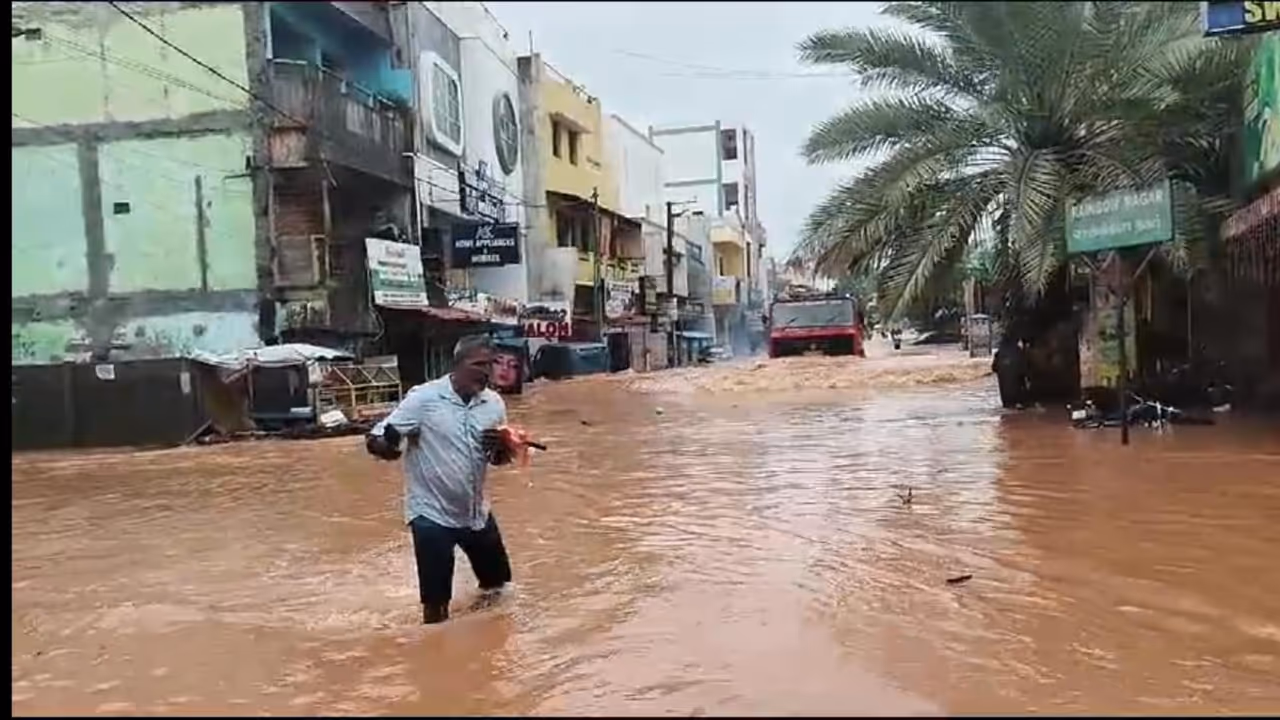 മഴ തുടരും, ഫിൻജാൽ അടുത്ത 12 മണിക്കൂറിൽ ന്യൂനമർദമാകും; വിഴുപ്പുറത്ത് വീണ്ടും റെഡ് അലർട്ട്, ഇതുവരെ 9 മരണം മഴ തുടരും, ഫിൻജാൽ അടുത്ത 12 മണിക്കൂറിൽ ന്യൂനമർദമാകും; വിഴുപ്പുറത്ത് വീണ്ടും റെഡ് അലർട്ട്, ഇതുവരെ 9 മരണം