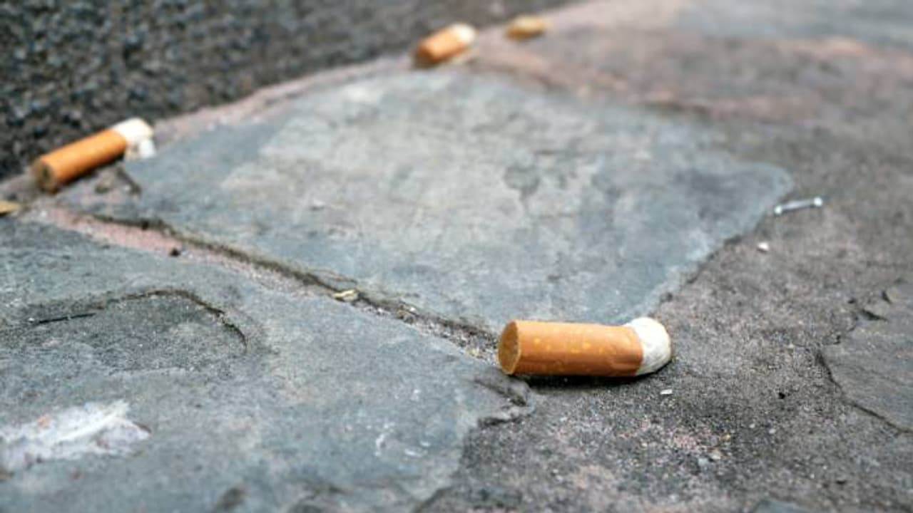 സിഗരറ്റ് വലിച്ചെറിഞ്ഞതിന് യുവതിക്ക് പിഴ, താനാ സ്ഥലത്ത് പോയിട്ട് പതിറ്റാണ്ടുകളായെന്ന് യുവതി