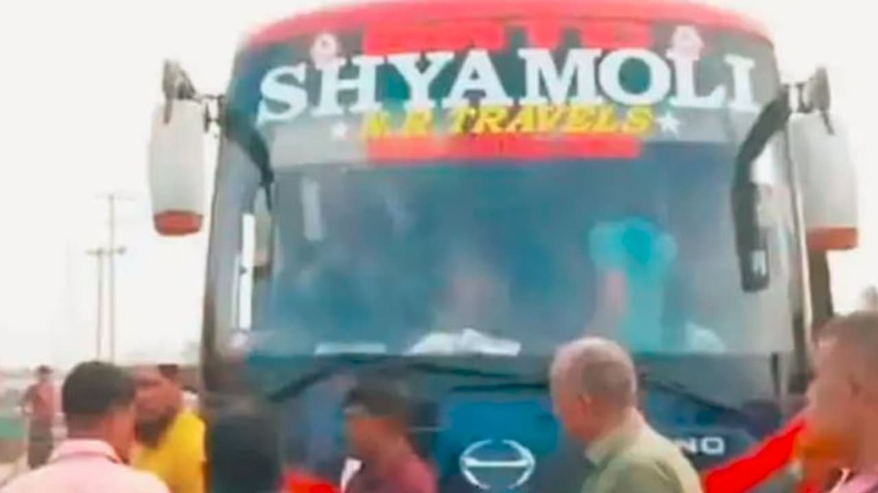 ಬಾಂಗ್ಲಾದೇಶದಲ್ಲಿ ಭಾರತದ ಬಸ್ ಮೇಲೆ ಉದ್ದೇಶಪೂರ್ವಕ ದಾಳಿ: ಭಾರತೀಯರಿಗೆ ಜೀವ ಬೆದರಿಕೆ ಬಾಂಗ್ಲಾದೇಶದಲ್ಲಿ ಭಾರತದ ಬಸ್ ಮೇಲೆ ಉದ್ದೇಶಪೂರ್ವಕ ದಾಳಿ: ಭಾರತೀಯರಿಗೆ ಜೀವ ಬೆದರಿಕೆ