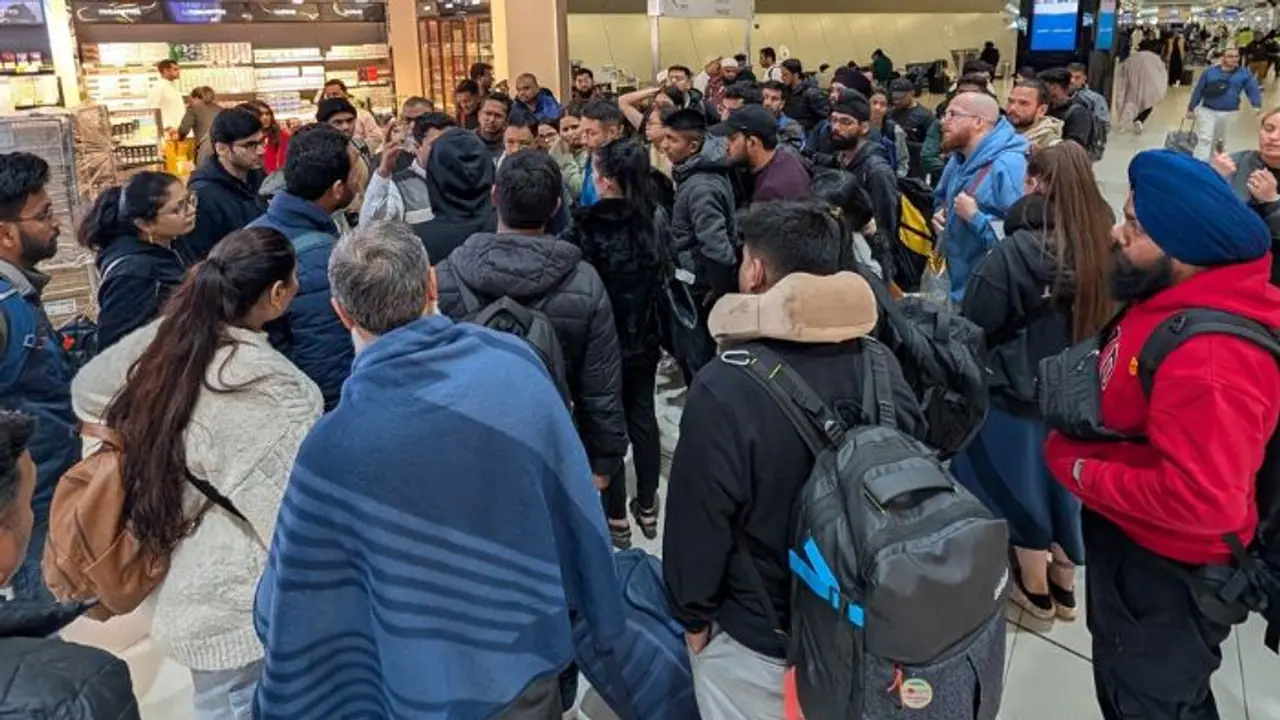 23 ಗಂಟೆ ಕುವೈತ್ನಲ್ಲಿ ಅನ್ನಾಹಾರವಿಲ್ಲದೇ ಪರದಾಟ; ಭಾರತೀಯರು ಊಟ, ತಿಂಡಿ ಸೌಲಭ್ಯಕ್ಕೆ ಅರ್ಹರಲ್ಲ ಎಂದ ಗೋ ಏರ್ 23 ಗಂಟೆ ಕುವೈತ್ನಲ್ಲಿ ಅನ್ನಾಹಾರವಿಲ್ಲದೇ ಪರದಾಟ; ಭಾರತೀಯರು ಊಟ, ತಿಂಡಿ ಸೌಲಭ್ಯಕ್ಕೆ ಅರ್ಹರಲ್ಲ ಎಂದ ಗೋ ಏರ್