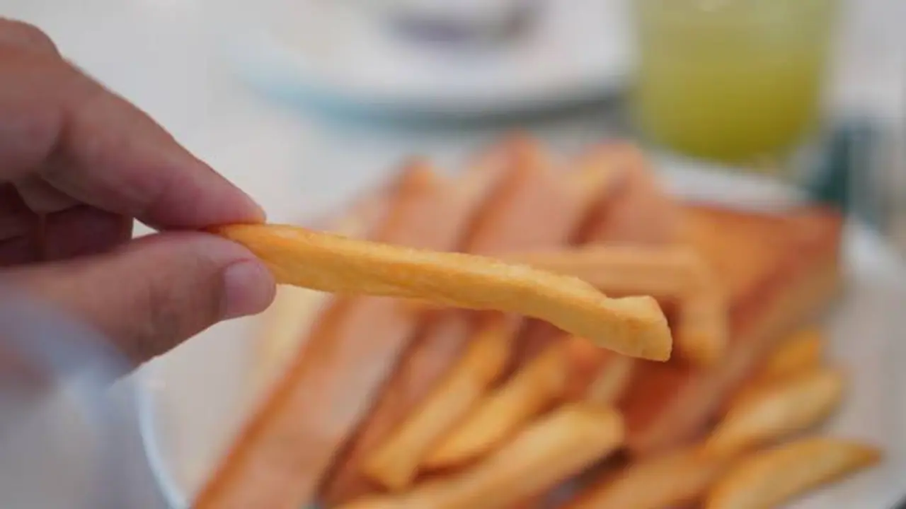 ഫ്രഞ്ച് ഫ്രൈസിന് പകരം ചിക്കൻ ബർ​ഗറിന് ബില്ലടിച്ചു, 2 ലക്ഷം നഷ്ടപരിഹാരം വേണമെന്ന് യുവാവ്