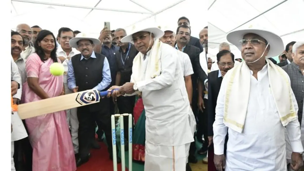 ಕೈಯಲ್ಲಿ ಬ್ಯಾಟು, ತಲೆಮೇಲೆ ಹ್ಯಾಟು; ಲುಂಗಿ ಮೇಲೆಯೇ ಕ್ರಿಕೆಟ್ ಆಡಿದ ಸಿಎಂ ಸಿದ್ದರಾಮಯ್ಯ! ಕೈಯಲ್ಲಿ ಬ್ಯಾಟು, ತಲೆಮೇಲೆ ಹ್ಯಾಟು; ಲುಂಗಿ ಮೇಲೆಯೇ ಕ್ರಿಕೆಟ್ ಆಡಿದ ಸಿಎಂ ಸಿದ್ದರಾಮಯ್ಯ!