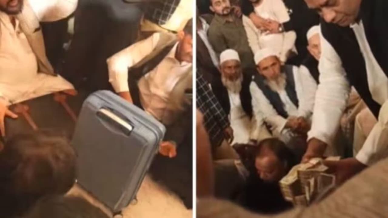 ಶೂ ಕದ್ದ ಯುವತಿಯರಿಗೆ 2.5 ಕೋಟಿ ವರದಕ್ಷಿಣೆ ತಗೊಂಡ ವರ ಕೊಟ್ಟ ಹಣವೆಷ್ಟು? ಶೂ ಕದ್ದ ಯುವತಿಯರಿಗೆ 2.5 ಕೋಟಿ ವರದಕ್ಷಿಣೆ ತಗೊಂಡ ವರ ಕೊಟ್ಟ ಹಣವೆಷ್ಟು?