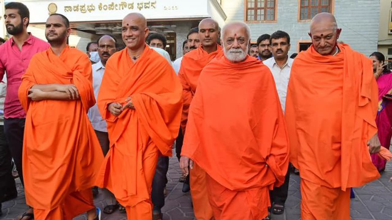 ಒಕ್ಕಲಿಗ ಸ್ವಾಮೀಜಿಗೆ ಮಾರಕ ಕ್ಯಾನ್ಸರ್ ಕಾಯಿಲೆ; ಮಠ ಬಿಟ್ಟು ಎಲ್ಲಿಗೂ ಹೋಗಲಾಗಲ್ಲ!