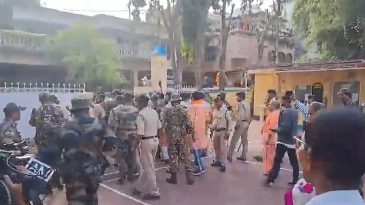 India boosts security at Bangladesh diplomatic missions after Agartala protests over attacks on Hindus (WATCH)