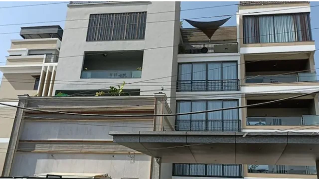 ലോക്കറുകളിൽ ‍50 കിലോ സ്വർണം, ആഡംബര കാറുകൾ; കണക്കുകളിലില്ലാത്ത 137 കോടി രൂപ പിടിച്ചെടുത്ത് ആദായ നികുതി റെയ്ഡ്